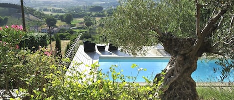 Vue sur la piscine et la vallée depuis la terrasse 