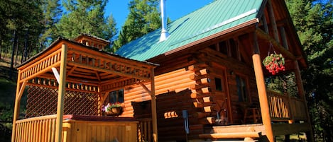 The Eagle's Nest cabin with private spa and gazebo are awaiting your arrival.