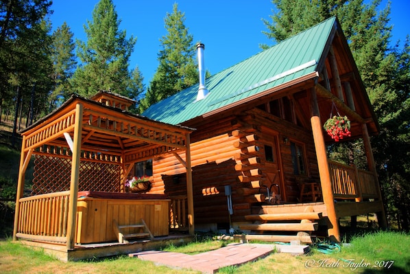 The Eagle's Nest cabin with private spa and gazebo are awaiting your arrival.