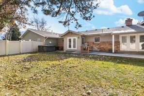 X-Large Backyard with Hot Tub