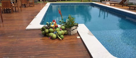 Piscina com deck 