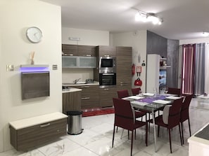 Kitchen/Dining 