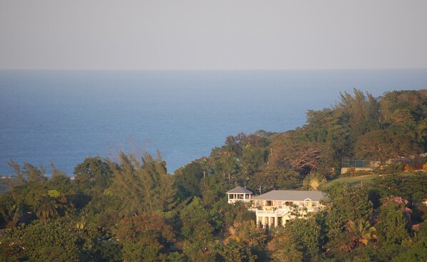 Tangerine Villa offers magnificent panoramic views of the Caribbean Ocean