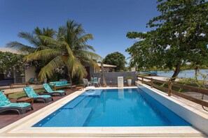 Piscina e Deck em frente a praia