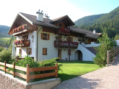 Chalet Villa Rita - ground floor apartment with private garden and terrace