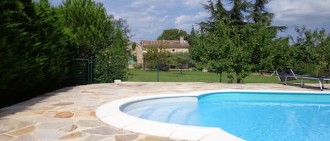 Piscine sécurisée. Maison en arrière plan.