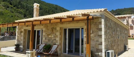 Villa Kamini, a beautiful stone villa a stones throw from the beach.