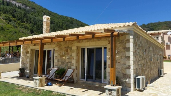 Villa Kamini, a beautiful stone villa a stones throw from the beach.