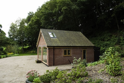 Woodland Cottage at Brook House: A wheelchair accessible rural retreat