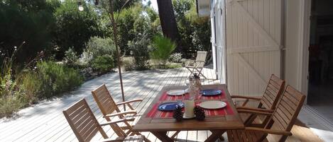La terrasse cÎté jardin