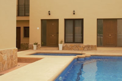 Casa Almendros, apartamento vacacional con piscina en el tranquilo pueblo de Benigembla
