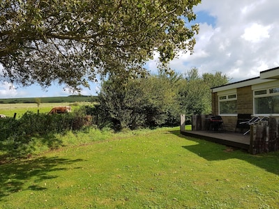 El chalet Crows Nest con vistas al campo y minutos de Sandy Beach