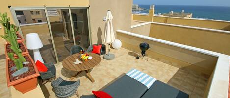 Roof terrace wit ocean and mountain view