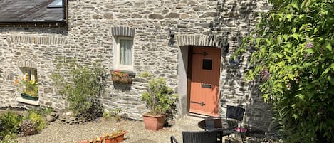 Charming front entrance of Woodpecker Cottage.