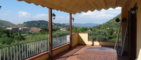 la terrazza con tavolo e sedie