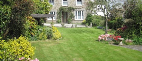 Traditional Cornish Granite Holiday Home, situated on A393.