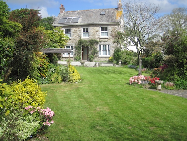 Traditional Cornish Granite Holiday Home, situated on A393.