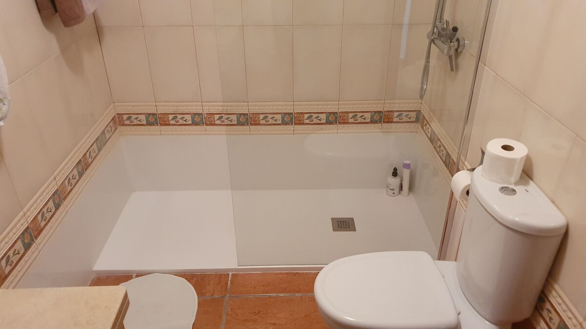 APARTMENT WITH PRIVATE SOLARIUM ON THE LAST FLOOR, WiFi, HEATED POOLS,