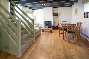 Herne Cottage - Dining and lounge area