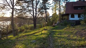 Blick auf Haus und See