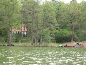 Blick vom See auf Haus und Steg