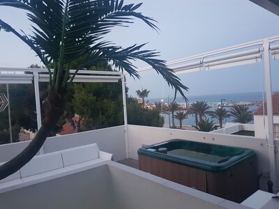 Exclusive 3 bed apartment on the beach front with solarium and jacuzzi 