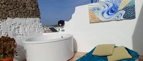 Outdoor spa tub