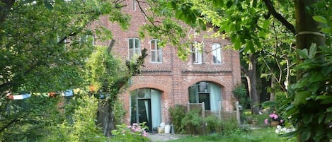 In diesem Wohnhaus befindet sich die Galeriewohnung, mit einem schönen Blick auf den Innenhof und Wiesen.