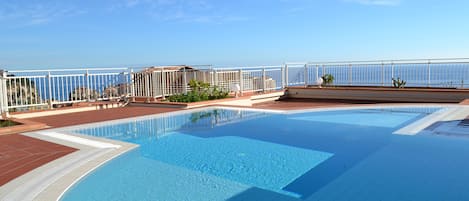 Petite piscine avec vue mer.
Little swimming pool with sea view.