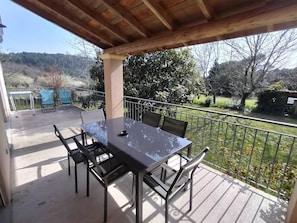 terrasse 1 gîte tournesols ombre bleue du figuier gîtes et chambres d'hôtes avec piscine ardèche