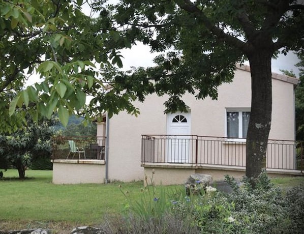 gîte tournesols ombre bleue du figuier gîtes et chambres d'hôtes avec piscine ardèche