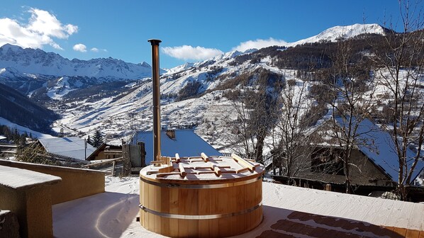 Outdoor spa tub