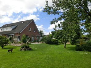 Blick vom Garten auf die Ferienhaushälfte