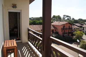  Terrasse avec table pliable et chaises