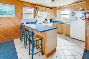 Surf-or-Sound-Realty-Casa-Mare-463-Kitchen