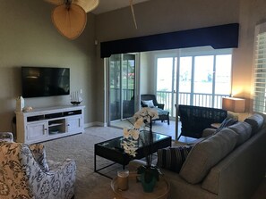 Family/Great Room with Ceiling Fan, Flat Screen HD/Smart TV, Hide-away Sofa Bed