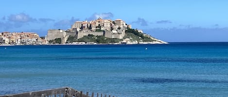 La citadelle de Calvi vue depuis la plage.