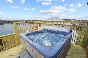 surf-or-sound-realty-94-summer-wind-hot-tub