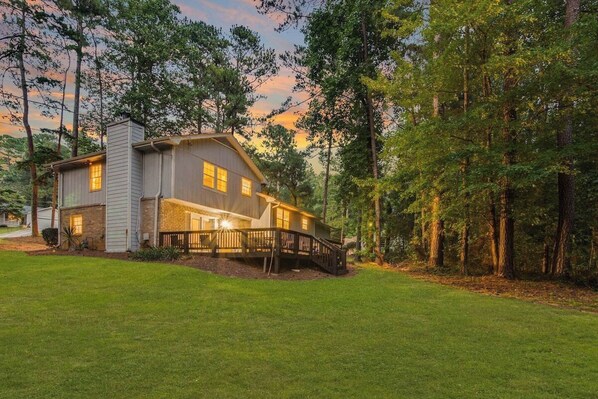 From summer barbecues to lazy afternoons, this beautifully designed yard is the perfect place to enjoy the great outdoors in style.