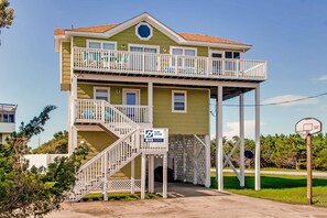 surf-or-sound-realty-tropical-outlook-703-great-room