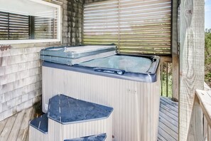 Surf-or-Sound-Realty-Sun-Ups-Sun-Downs-513-Hot-Tub