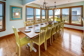 Surf-or-Sound-Realty-Clear-Skies-613-Dining-Area