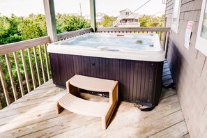 Surf-or-Sound-Realty-A-Beach-Song-156-Hot-Tub
