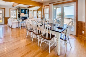 Surf-or-Sound-Realty-On-the-Waterfront-733-Dining-Area