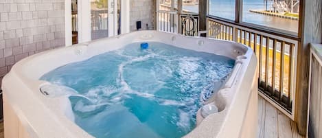 Surf-or-Sound-Realty-On-the-Waterfront-733-Hot-Tub