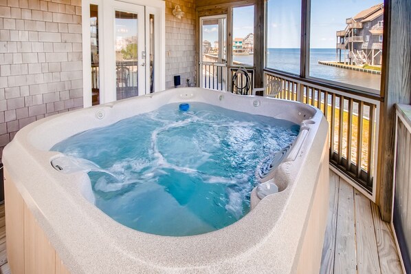Surf-or-Sound-Realty-On-the-Waterfront-733-Hot-Tub