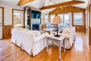 Surf-or-Sound-Realty-On-the-Waterfront-733-Great-Room
