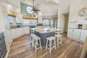 Surf or Sound Realty - 673 - Buckeye Waves - Kitchen -4