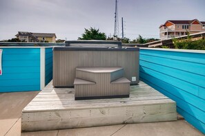 surf-or-sound-realty-peaceful-retreat-534-hot-tub