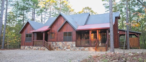 Beautiful Wood with Mountain Rock. Large circle driveway. 